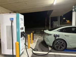 電気自動車充電中の画像