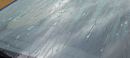 フロントガラス洗浄後、フロントガラスに水をかけると、水が流れずとどまっている。