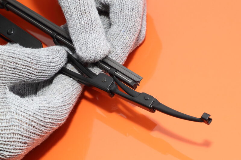 ワイパーゴムをレールに取り付ける際の正しい挿入位置
